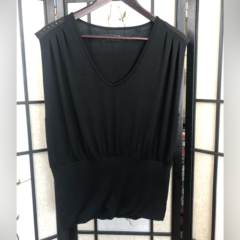 4 for 25$ Loose V-Neck Black Shirt with Fitted Waist. Size Medium.